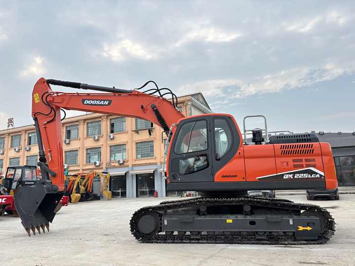 Good Quality Original 23ton Doosan DX225LCA Used Large Excavators for Sale at Low Price Secondhand Doosan225LCA Heavy Digger - Vikšrinis ekskavatorius: foto 4 Good Quality Original 23ton Doosan DX225LCA Used Large Excavators for Sale at Low Price Secondhand Doosan225LCA Heavy Digger - Vikšrinis ekskavatorius: foto 4