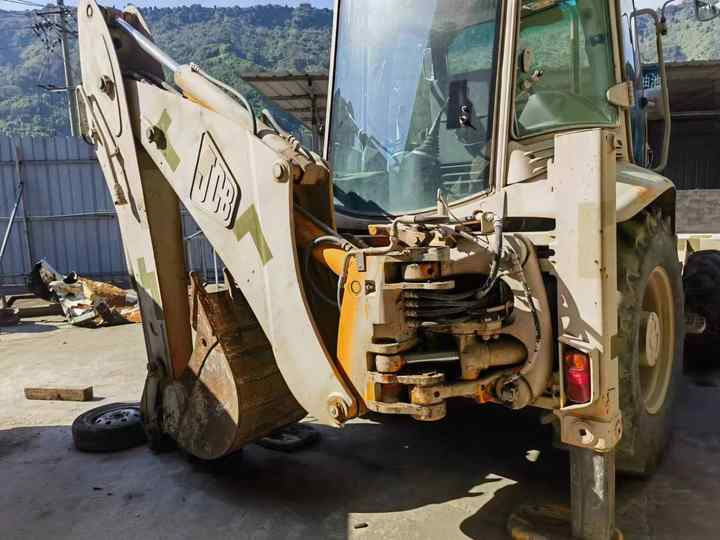 Hot sale Backhoe loader JCB 3CX 4*4 tlb loader UKmade, used cheap JCB 3CX retro loader and digger in good condition - Ekskavatorius-krautuvas: foto 4 Hot sale Backhoe loader JCB 3CX 4*4 tlb loader UKmade, used cheap JCB 3CX retro loader and digger in good condition - Ekskavatorius-krautuvas: foto 4