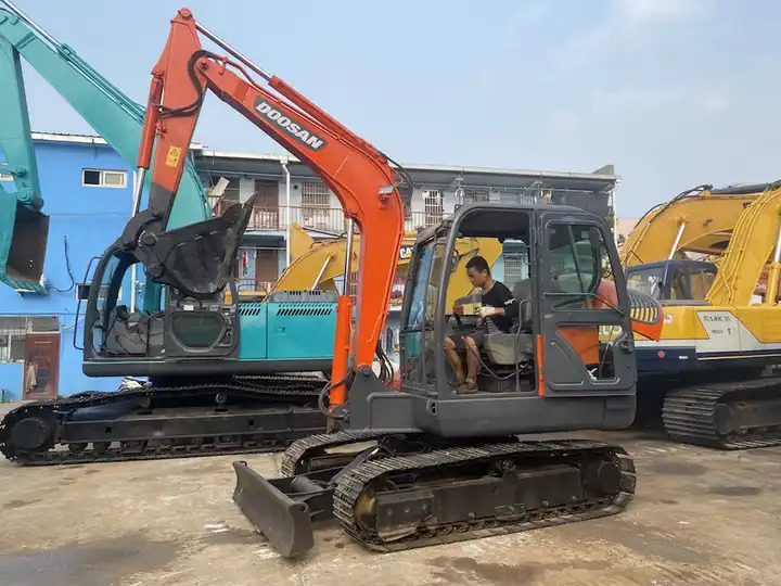 Dx60 dx55 ON SALE Doosan 6ton dx60 Used excavator in stock - Vikšrinis ekskavatorius: foto 4 Dx60 dx55 ON SALE Doosan 6ton dx60 Used excavator in stock - Vikšrinis ekskavatorius: foto 4