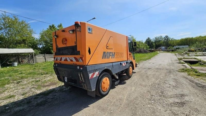 Mfh 5500 sweeper - with air conditionier - Gatvių šlavimo mašina: foto 3 Mfh 5500 sweeper - with air conditionier - Gatvių šlavimo mašina: foto 3