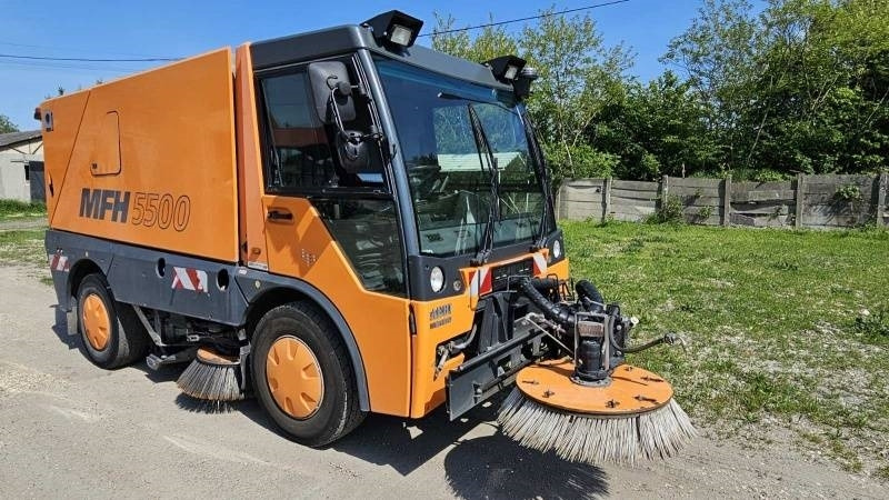 Mfh 5500 sweeper - with air conditionier - Gatvių šlavimo mašina: foto 1 Mfh 5500 sweeper - with air conditionier - Gatvių šlavimo mašina: foto 1