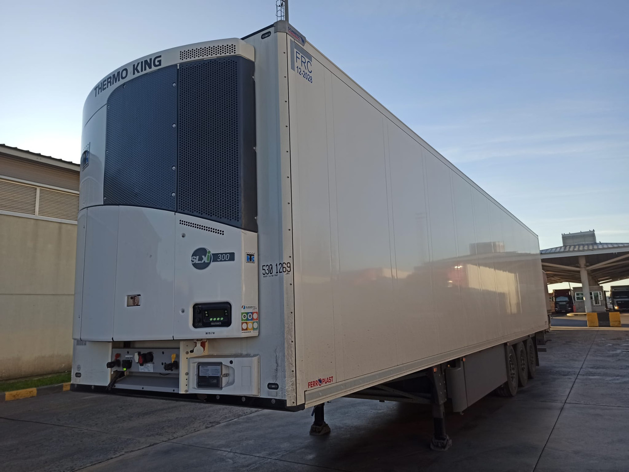 SCHMITZ CARGOBULL ThermoKing SKO 24/L - 13.4 FP COOL V7 FP 60 SMART - Refrižeratorius puspriekabė: foto 1 SCHMITZ CARGOBULL ThermoKing SKO 24/L - 13.4 FP COOL V7 FP 60 SMART - Refrižeratorius puspriekabė: foto 1
