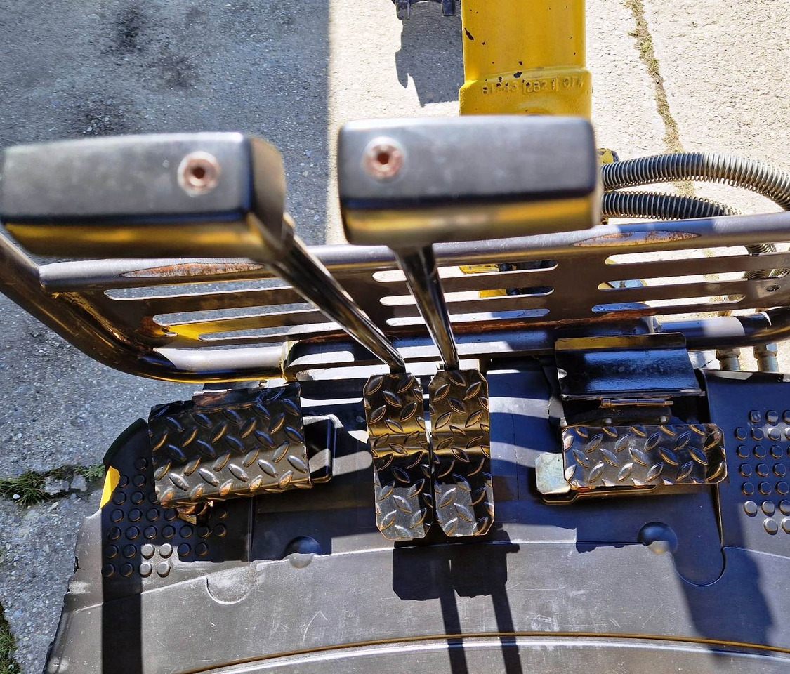 Mini ekskavatorius KOMATSU PC12R-8: foto 6