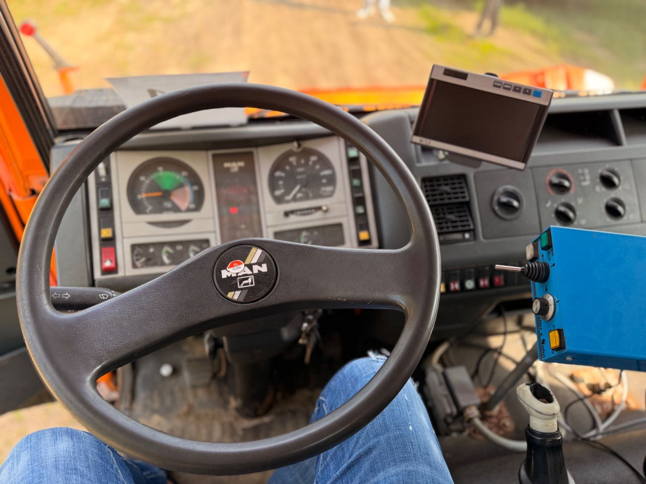 Savivartis sunkvežimis, Sunkvežimis su kranu MAN 10.224  Atlas Kran Salzstreuer 4X4: foto 13