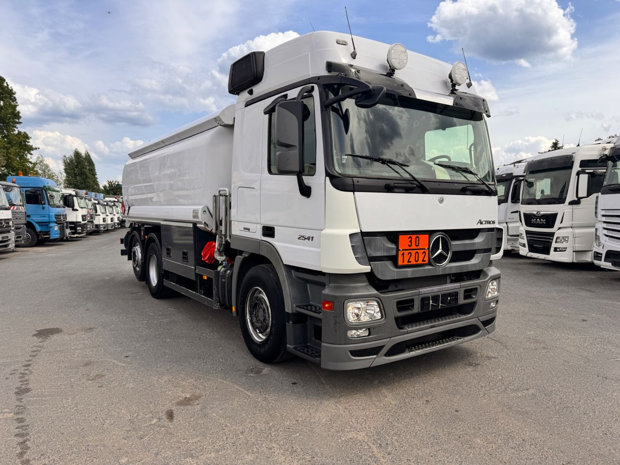 Mercedes-Benz Actros 2541 Tankwagen - Autocisterna: foto 2 Mercedes-Benz Actros 2541 Tankwagen - Autocisterna: foto 2