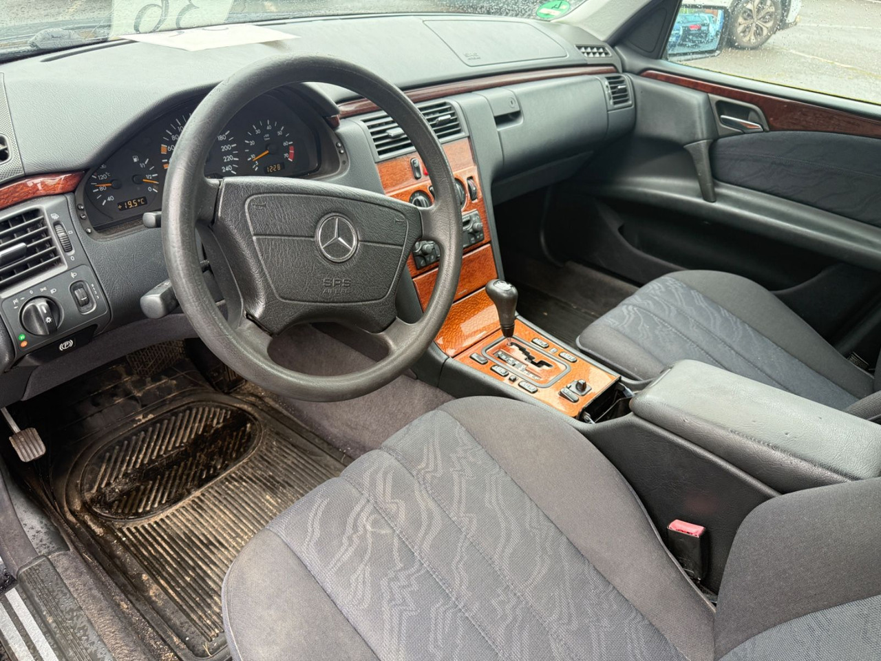 Sedanas Mercedes-Benz E 200: foto 10