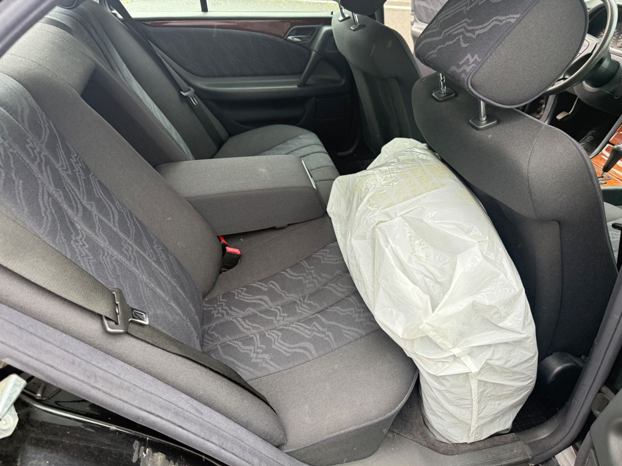 Sedanas Mercedes-Benz E 200: foto 13