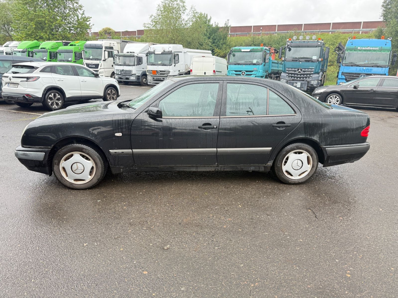 Sedanas Mercedes-Benz E 200: foto 6