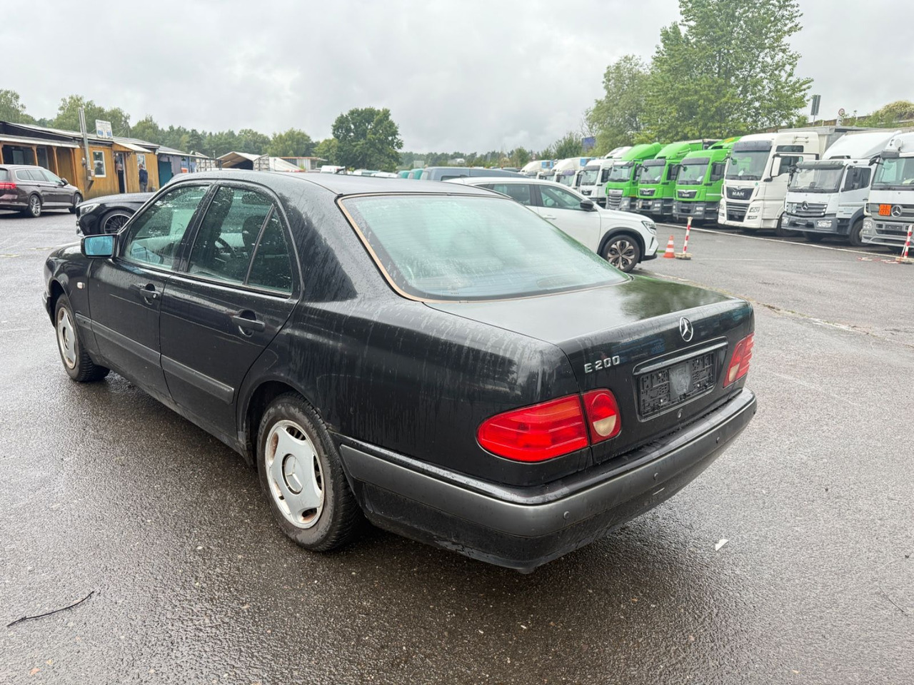 Sedanas Mercedes-Benz E 200: foto 8