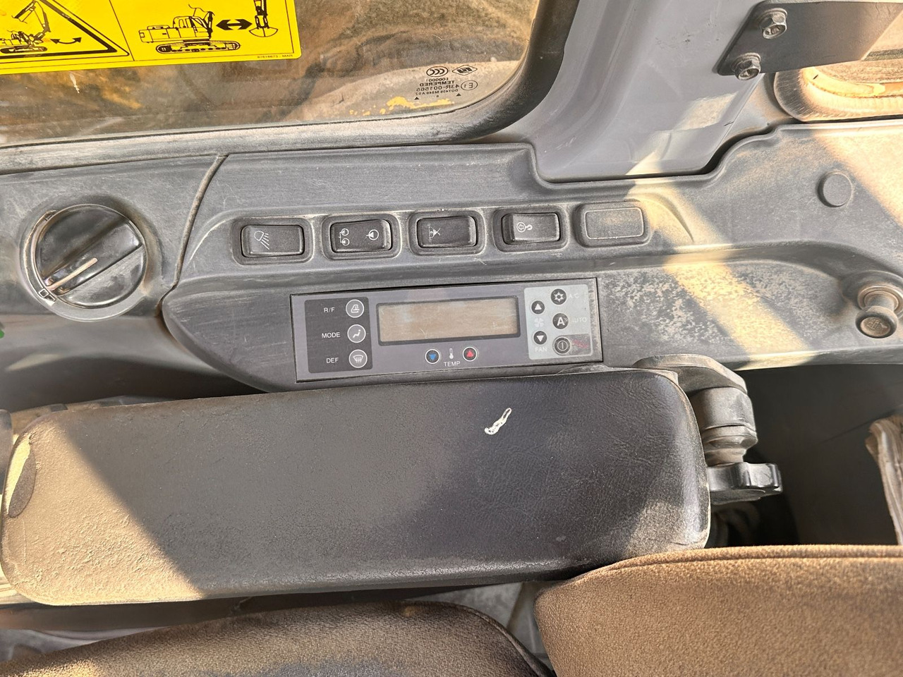 Vikšrinis ekskavatorius New Holland E 265 B: foto 10
