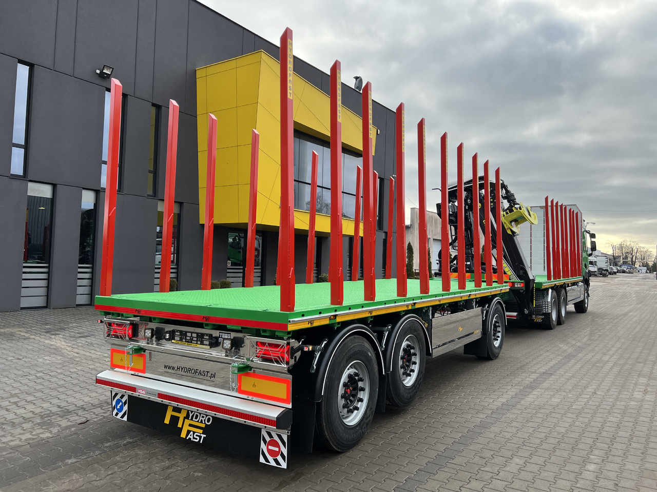 Hydrofast Przyczepa platforma 3 osiowa do przewozu drewna / 3-axle platform trailer for timber transport - Platforminė/ Bortinė priekaba: foto 2 Hydrofast Przyczepa platforma 3 osiowa do przewozu drewna / 3-axle platform trailer for timber transport - Platforminė/ Bortinė priekaba: foto 2