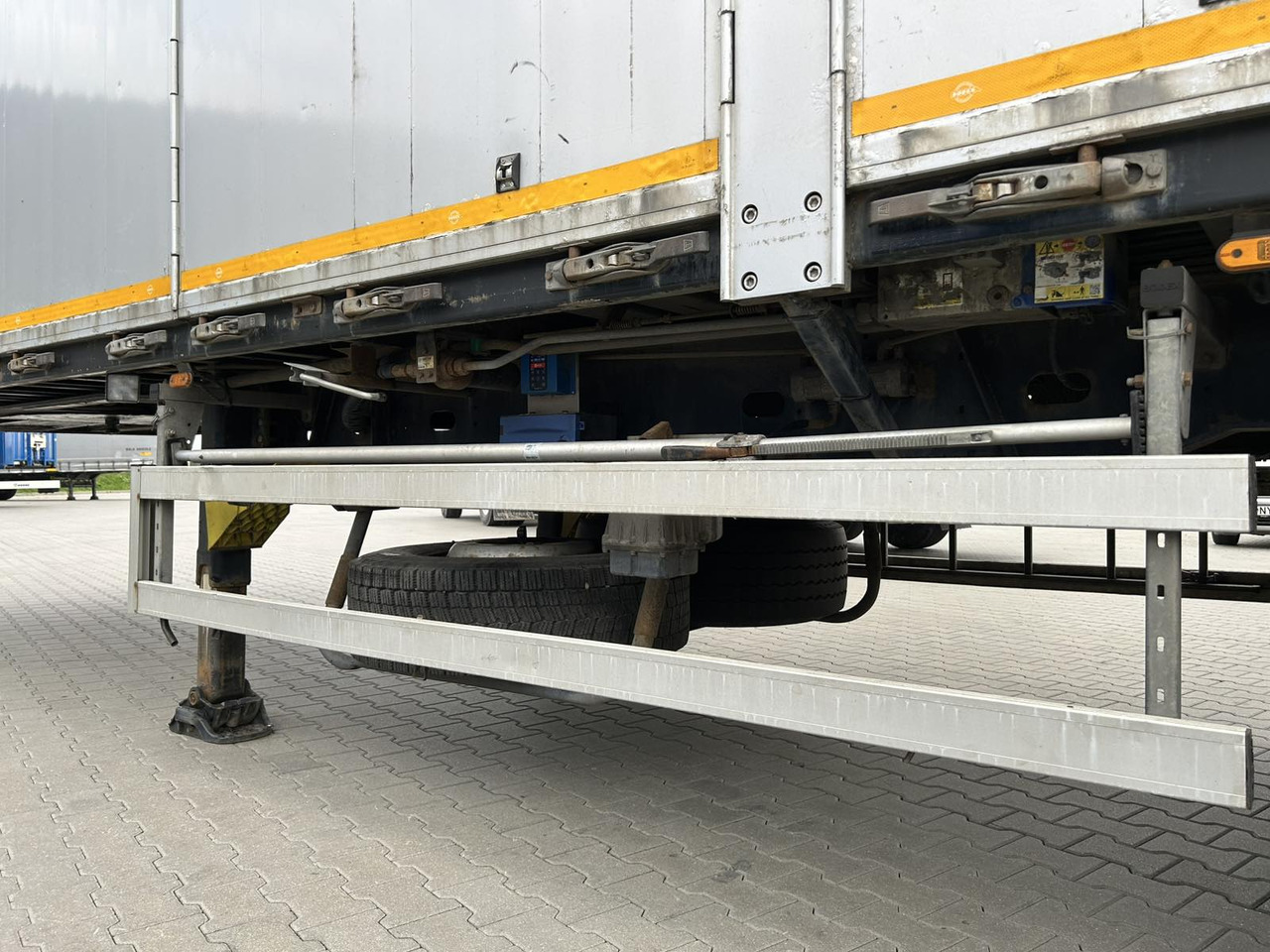 Su slankiojanciomis grindimis puspriekabė BODEX KIS 3F: foto 13 Su slankiojanciomis grindimis puspriekabė BODEX KIS 3F: foto 13