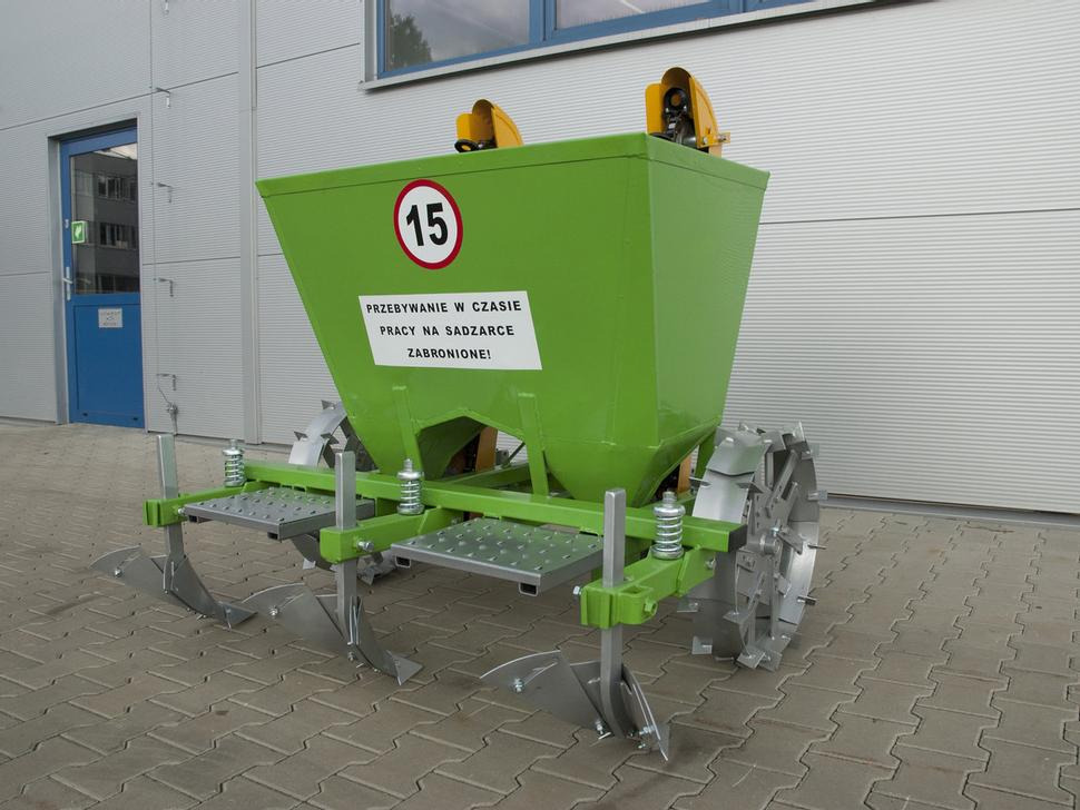 Bomet Kartoffelpflanzmaschine / Potato planter / Planteuse de pomme de terre / Piantapatate / Sadzarka ziemniaków - Bulvių sodinamoji: foto 2 Bomet Kartoffelpflanzmaschine / Potato planter / Planteuse de pomme de terre / Piantapatate / Sadzarka ziemniaków - Bulvių sodinamoji: foto 2