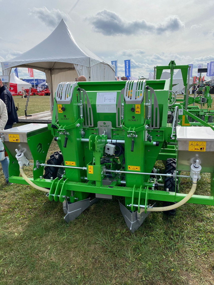 Bomet Kartoffelpflanzmaschine / Potato planter / Planteuse de pomme de terre / Piantapatate / Sadzarka ziemniaków - Bulvių sodinamoji: foto 1 Bomet Kartoffelpflanzmaschine / Potato planter / Planteuse de pomme de terre / Piantapatate / Sadzarka ziemniaków - Bulvių sodinamoji: foto 1