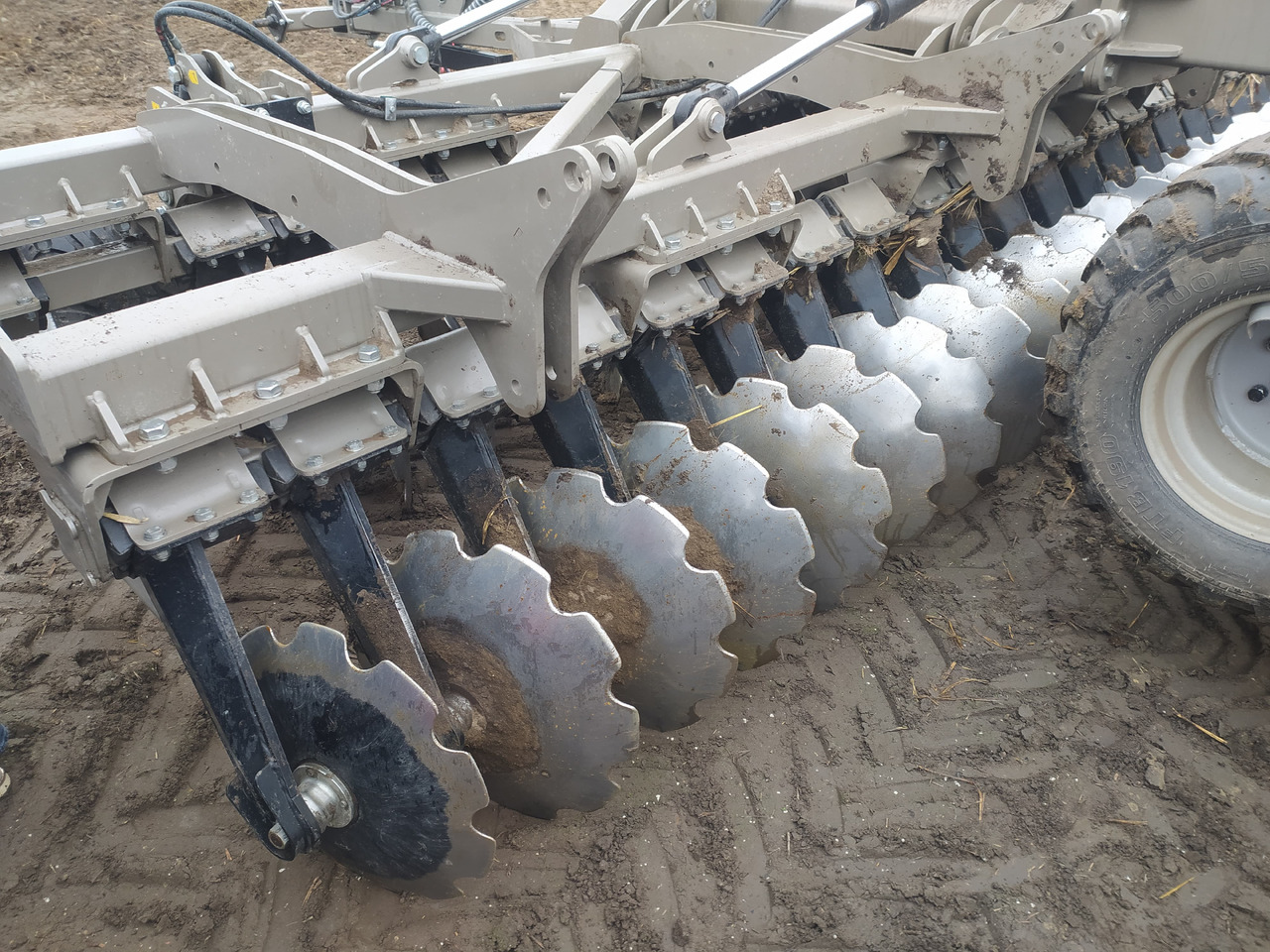 ROLEX Scheibenegge / Hydraulic discs harrow / Dechaumeur à disques / Erpice a dischi / Grada de discos / Дисковая борона / Brona talerzowa 5 m - Diskiniai skutikai: foto 4 ROLEX Scheibenegge / Hydraulic discs harrow / Dechaumeur à disques / Erpice a dischi / Grada de discos / Дисковая борона / Brona talerzowa 5 m - Diskiniai skutikai: foto 4