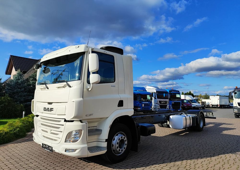 DAF CF 300 4X2 18T EURO 6 SILNIK 11L RAMA DO ZABUDOWY 176 TYS KM - Važiuoklės sunkvežimis: foto 1 DAF CF 300 4X2 18T EURO 6 SILNIK 11L RAMA DO ZABUDOWY 176 TYS KM - Važiuoklės sunkvežimis: foto 1