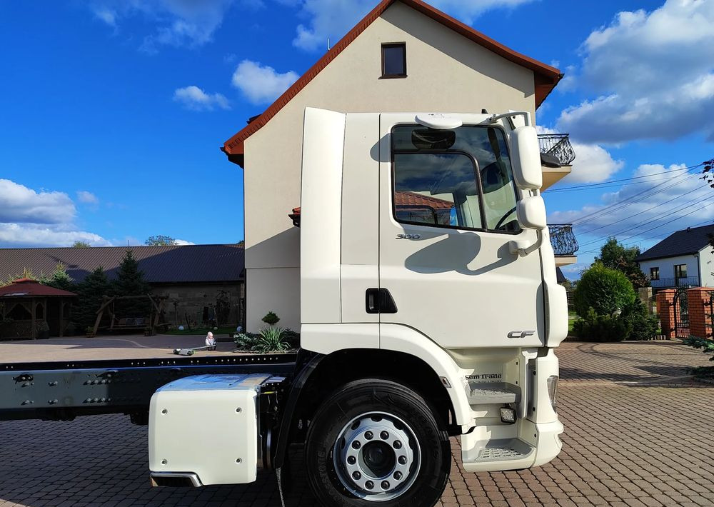 DAF CF 300 4X2 18T EURO 6 SILNIK 11L RAMA DO ZABUDOWY 176 TYS KM - Važiuoklės sunkvežimis: foto 4 DAF CF 300 4X2 18T EURO 6 SILNIK 11L RAMA DO ZABUDOWY 176 TYS KM - Važiuoklės sunkvežimis: foto 4