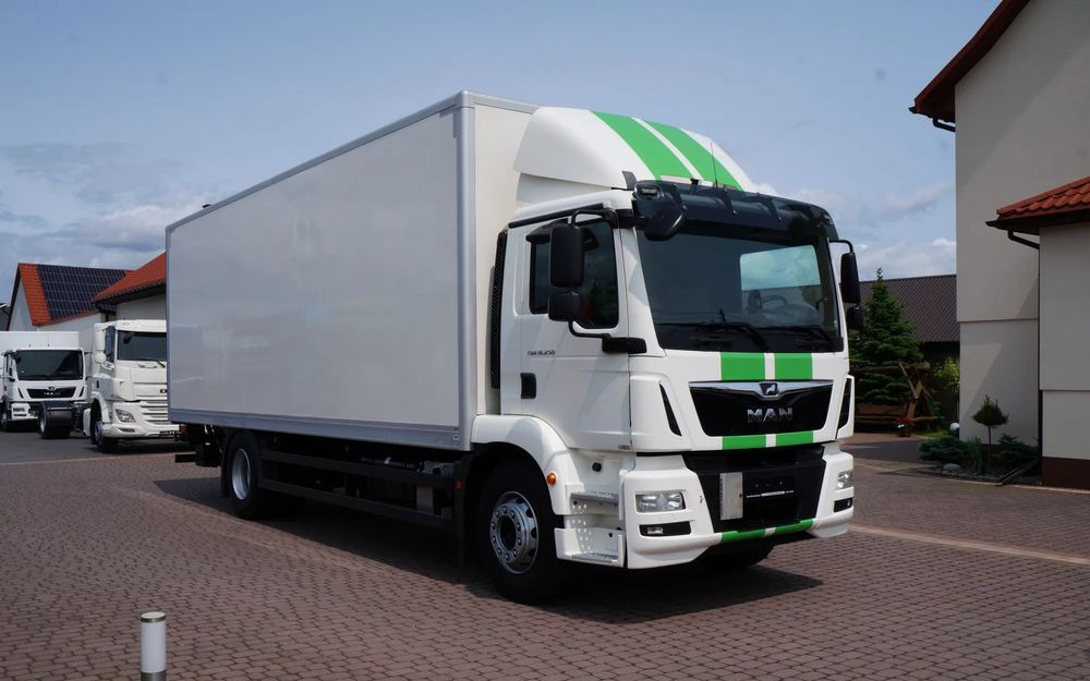 MAN TGM 18.250 / 18.290 EURO 6 KONTENER 19 PALET ŁAD. 9800 KG WINDA - Furgonas sunkvežimis: foto 2 MAN TGM 18.250 / 18.290 EURO 6 KONTENER 19 PALET ŁAD. 9800 KG WINDA - Furgonas sunkvežimis: foto 2