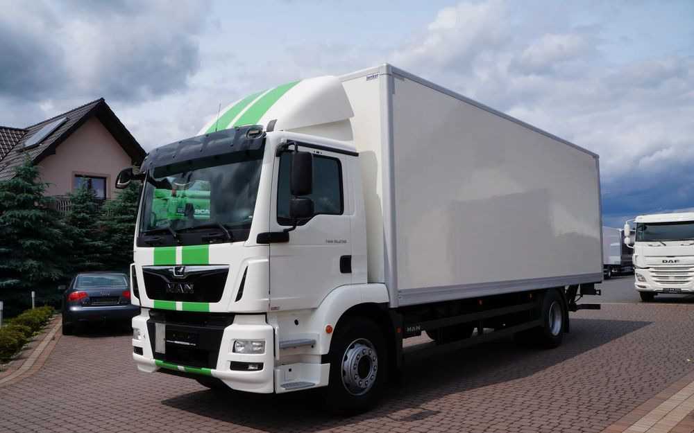 MAN TGM 18.250 / 18.290 EURO 6 KONTENER 19 PALET ŁAD. 9800 KG WINDA - Furgonas sunkvežimis: foto 1 MAN TGM 18.250 / 18.290 EURO 6 KONTENER 19 PALET ŁAD. 9800 KG WINDA - Furgonas sunkvežimis: foto 1