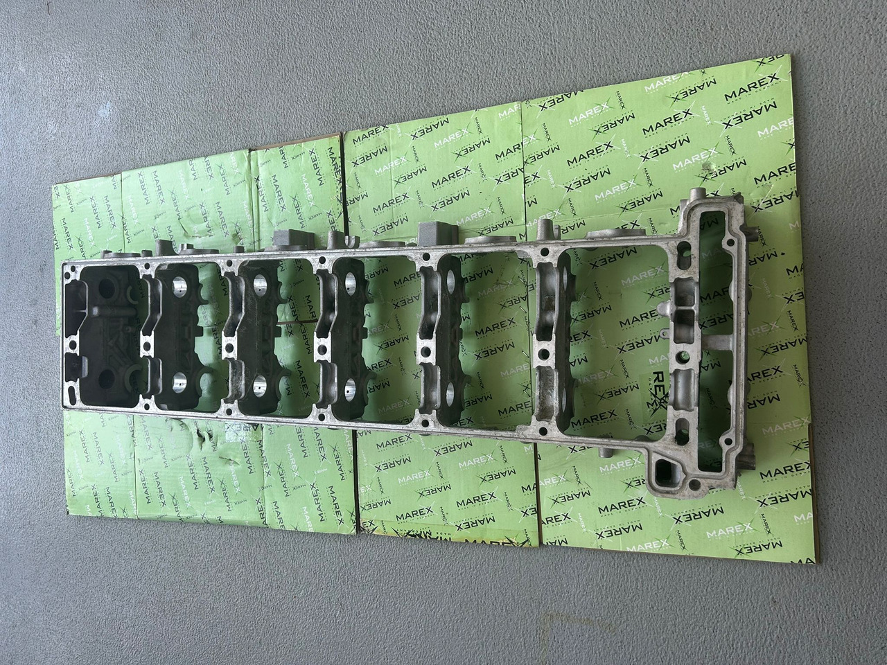 MERCEDES-BENZ ROCKER HOUSING-OM471-A4710512202 - Atsarginės dalys: foto 1 MERCEDES-BENZ ROCKER HOUSING-OM471-A4710512202 - Atsarginės dalys: foto 1