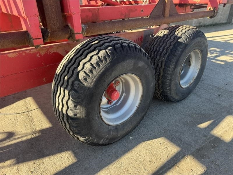 Timik MK 11 Square Bale Chaser/Stacker - Stačiakampių ryšulių presas: foto 5 Timik MK 11 Square Bale Chaser/Stacker - Stačiakampių ryšulių presas: foto 5
