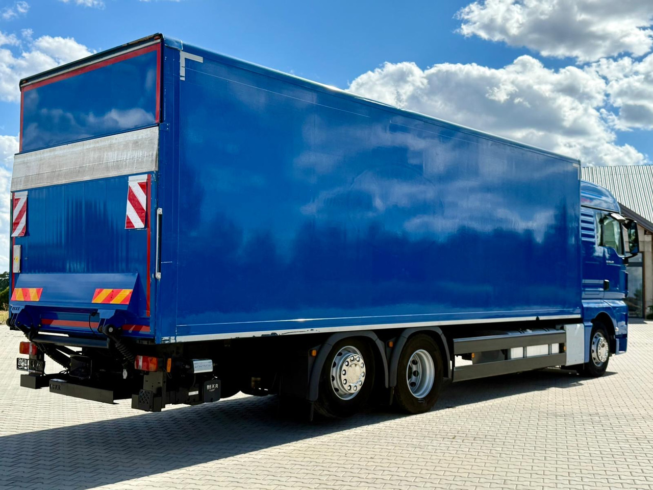 MAN TGX 26.420 / KONTENER / WINDA / 8.5 M DŁUGOŚCI / 21 EUROPALET / 6x2 / 3 OŚ PODNOSZONA I SKRĘTNA / ŁADOWNOŚĆ 14 415 KG / 2018 ROK / Z NIEMIEC - Furgonas sunkvežimis: foto 3 MAN TGX 26.420 / KONTENER / WINDA / 8.5 M DŁUGOŚCI / 21 EUROPALET / 6x2 / 3 OŚ PODNOSZONA I SKRĘTNA / ŁADOWNOŚĆ 14 415 KG / 2018 ROK / Z NIEMIEC - Furgonas sunkvežimis: foto 3