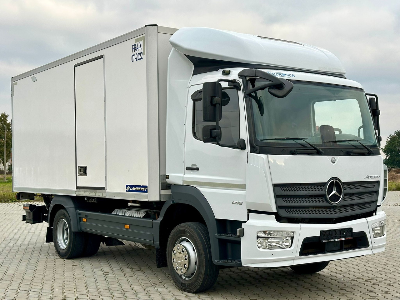 MERCEDES-BENZ ATEGO 1218 / CHŁODNIA / WINDA / 12 PALET / 5.10 M DŁUGOŚCI / AUTOMAT / LAMBERET / 5090 KG ŁADOWNOŚCI - Refrižeratorius sunkvežimis: foto 1 MERCEDES-BENZ ATEGO 1218 / CHŁODNIA / WINDA / 12 PALET / 5.10 M DŁUGOŚCI / AUTOMAT / LAMBERET / 5090 KG ŁADOWNOŚCI - Refrižeratorius sunkvežimis: foto 1