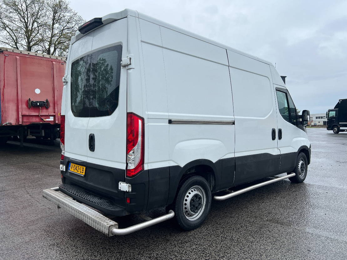 Iveco Daily 35S12 Euro 6, AUT - Krovininis mikroautobusas: foto 3 Iveco Daily 35S12 Euro 6, AUT - Krovininis mikroautobusas: foto 3