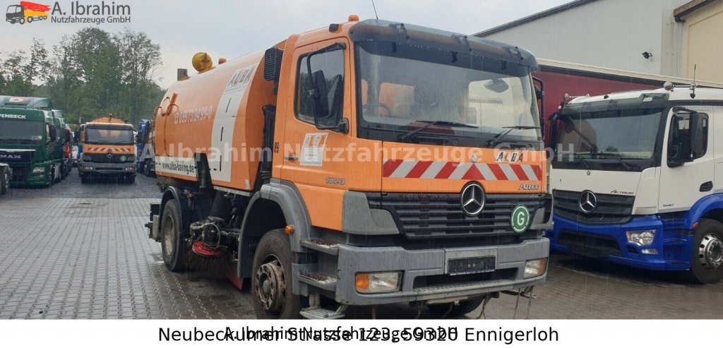Mercedes-Benz 1823 DB 1823,Optifant 70, 3677 h Betriebsst., 2 Motors, 3 Pedals - Gatvių šlavimo mašina: foto 1 Mercedes-Benz 1823 DB 1823,Optifant 70, 3677 h Betriebsst., 2 Motors, 3 Pedals - Gatvių šlavimo mašina: foto 1