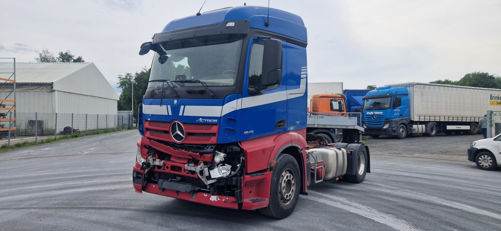 Mercedes-Benz 1843 DB 1843 mit PTU für Kompressor Unfall, bedingt fahrbereit. Video vorh. - Vilkikas: foto 1 Mercedes-Benz 1843 DB 1843 mit PTU für Kompressor Unfall, bedingt fahrbereit. Video vorh. - Vilkikas: foto 1
