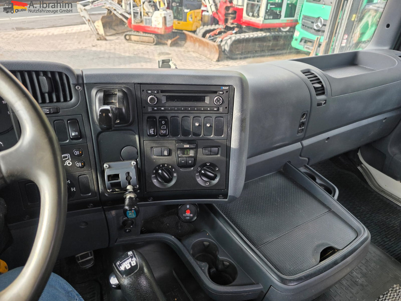 Scania R560 | 6x4 | V8 | Blatt Blatt | Schaltgetriebe | Kipphydraulik | Klima | Trommelbremse| 3 Pedals - Vilkikas: foto 3 Scania R560 | 6x4 | V8 | Blatt Blatt | Schaltgetriebe | Kipphydraulik | Klima | Trommelbremse| 3 Pedals - Vilkikas: foto 3