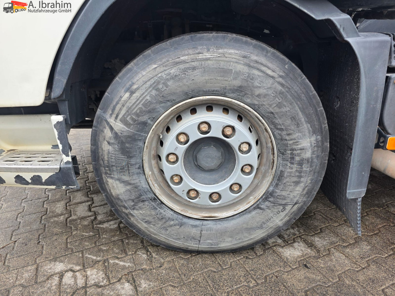 Volvo FH 520 | 6x4 | Schaltgetriebe | Blatt Blatt Klima | Trommelbremse | 3 Pedals - Vilkikas: foto 5 Volvo FH 520 | 6x4 | Schaltgetriebe | Blatt Blatt Klima | Trommelbremse | 3 Pedals - Vilkikas: foto 5