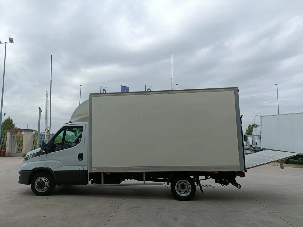 IVECO DAILY 35C16 3.0 - Furgonas su krovinių dėže: foto 2 IVECO DAILY 35C16 3.0 - Furgonas su krovinių dėže: foto 2