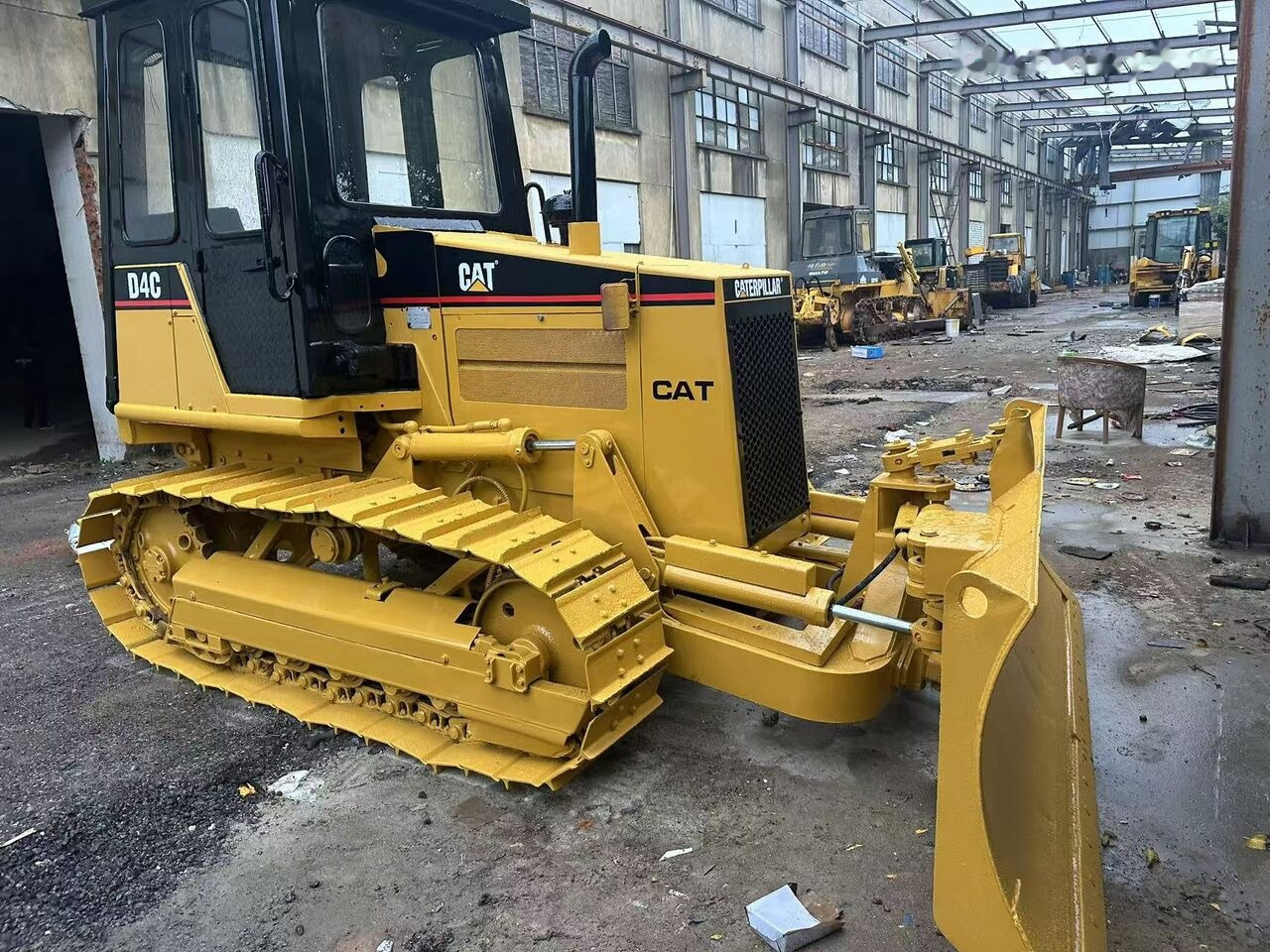 Caterpillar D4C - Buldozeris: foto 2 Caterpillar D4C - Buldozeris: foto 2