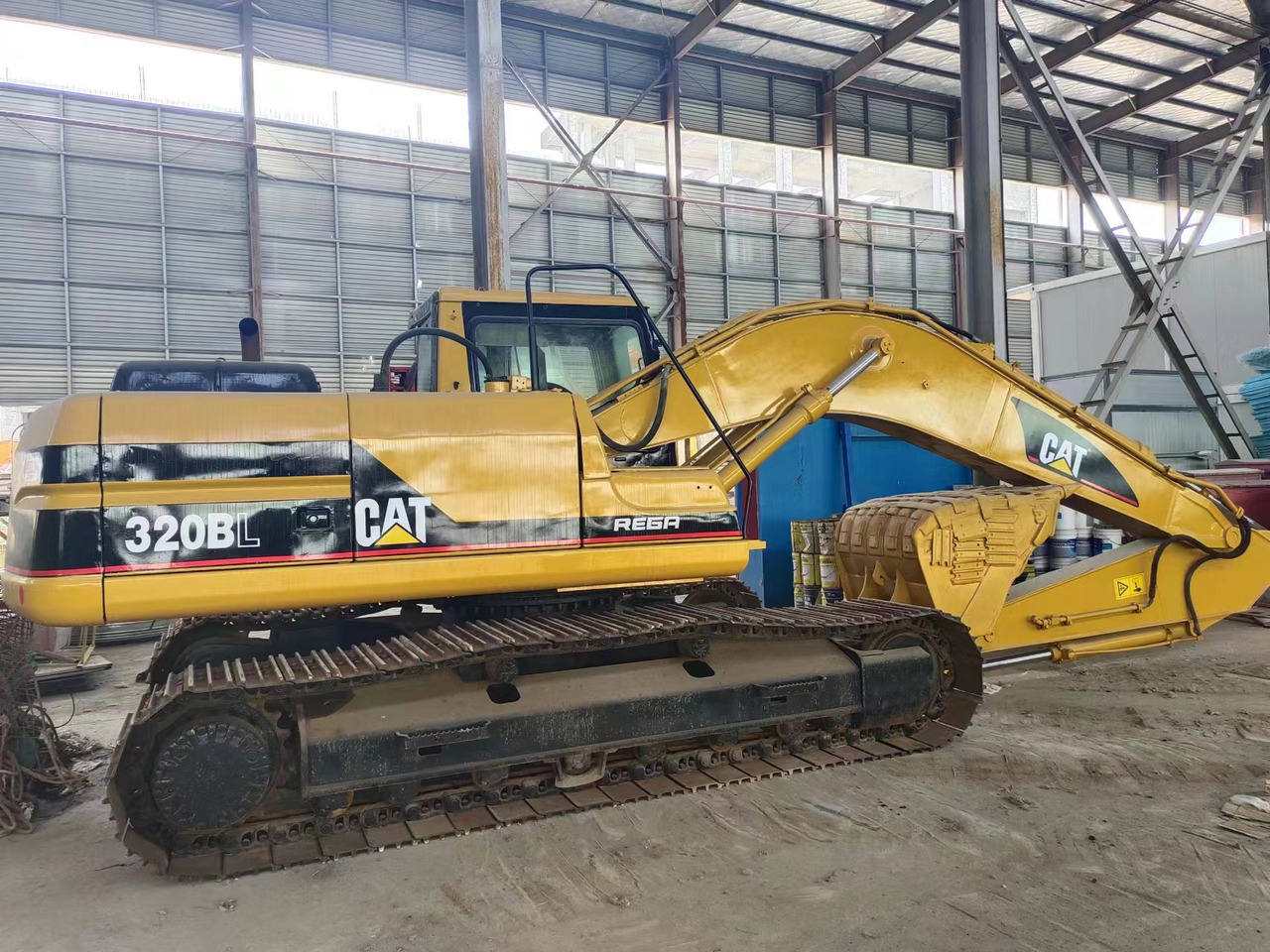 CATERPILLAR 320BL - Vikšrinis ekskavatorius: foto 1 CATERPILLAR 320BL - Vikšrinis ekskavatorius: foto 1