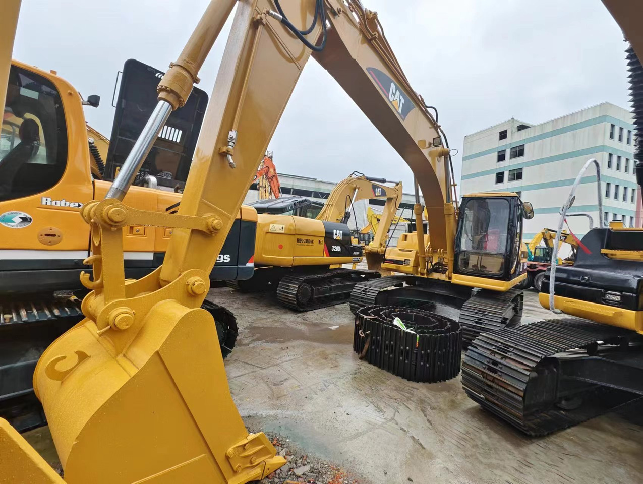 CATERPILLAR 320BL - Vikšrinis ekskavatorius: foto 4 CATERPILLAR 320BL - Vikšrinis ekskavatorius: foto 4