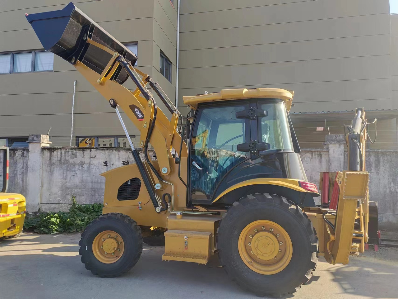 CATERPILLAR 420F - Ekskavatorius-krautuvas: foto 1 CATERPILLAR 420F - Ekskavatorius-krautuvas: foto 1