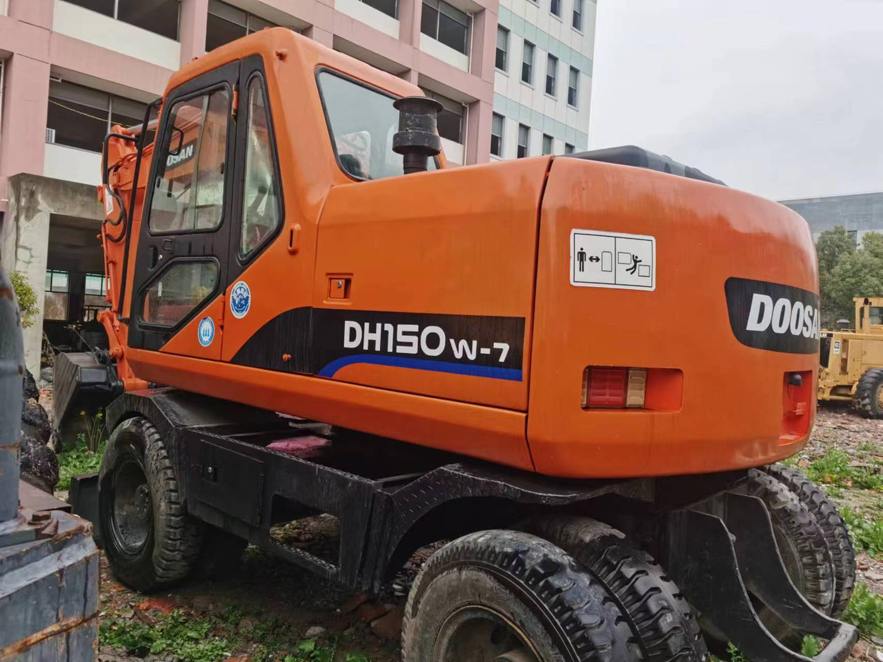DOOSAN DH150W-7 - Ratinis ekskavatorius: foto 2 DOOSAN DH150W-7 - Ratinis ekskavatorius: foto 2