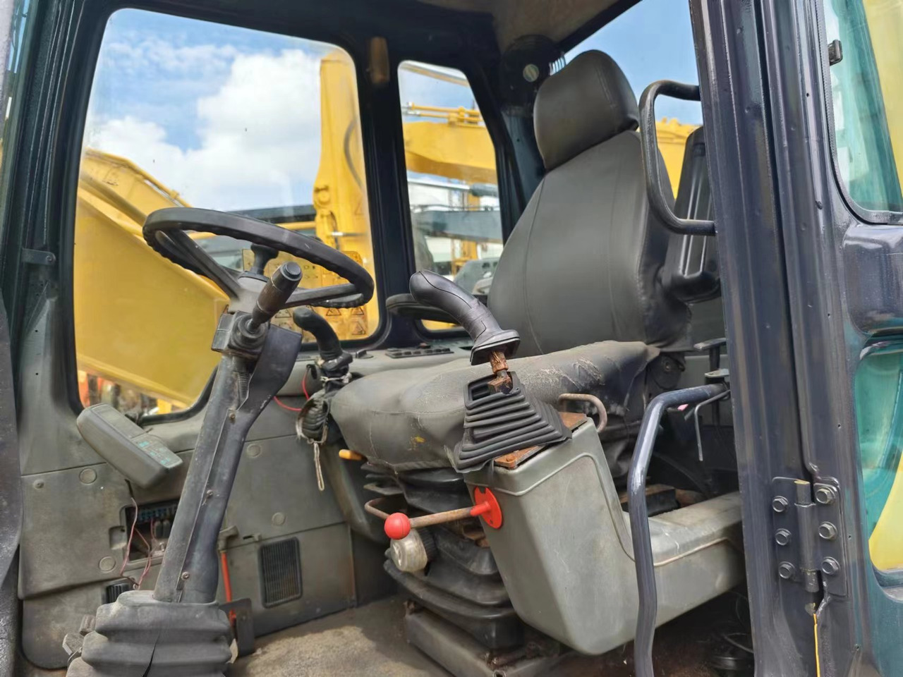 KOMATSU PC130 - Ratinis ekskavatorius: foto 4 KOMATSU PC130 - Ratinis ekskavatorius: foto 4