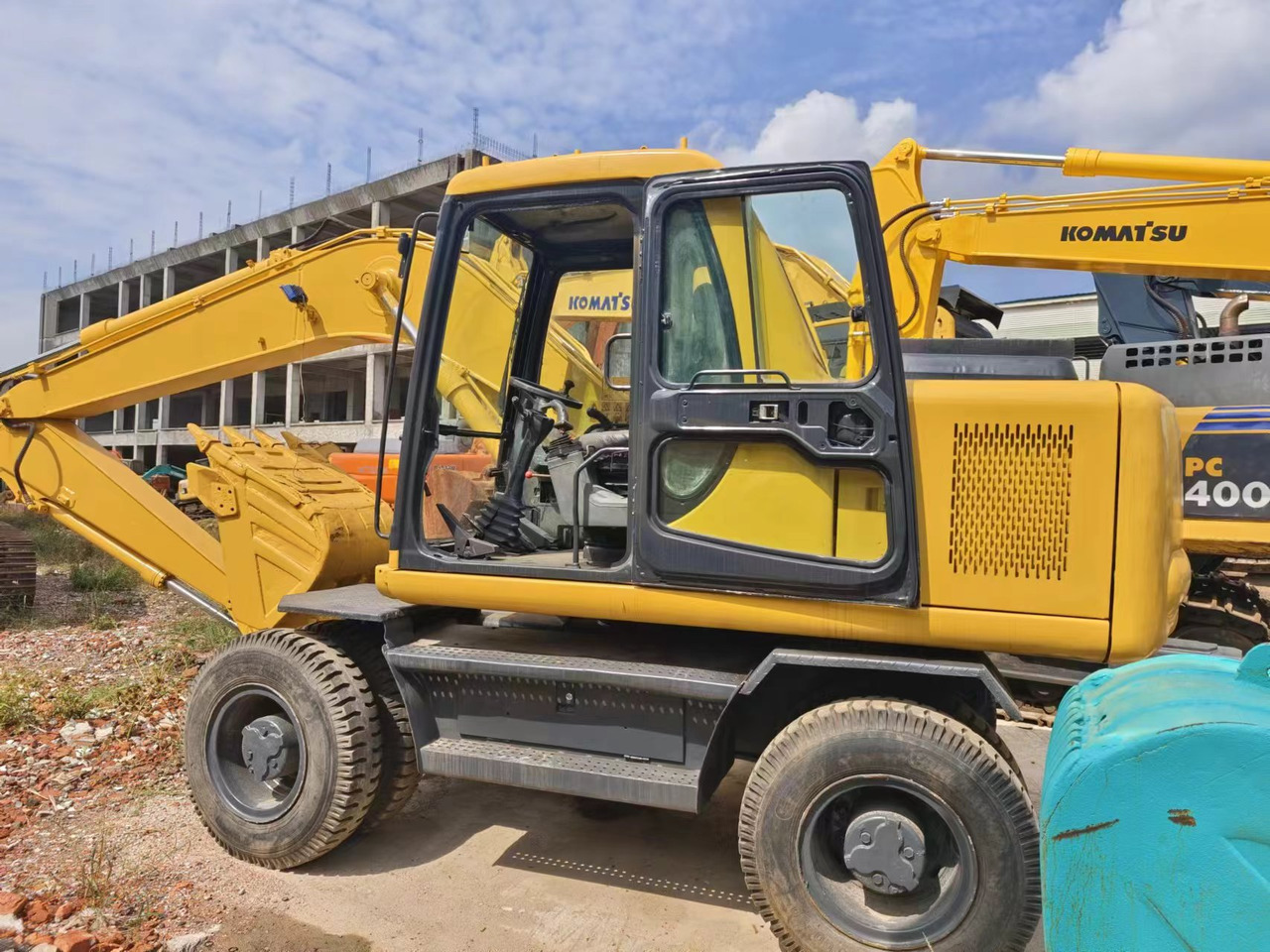 KOMATSU PW130 - Ratinis ekskavatorius: foto 1 KOMATSU PW130 - Ratinis ekskavatorius: foto 1