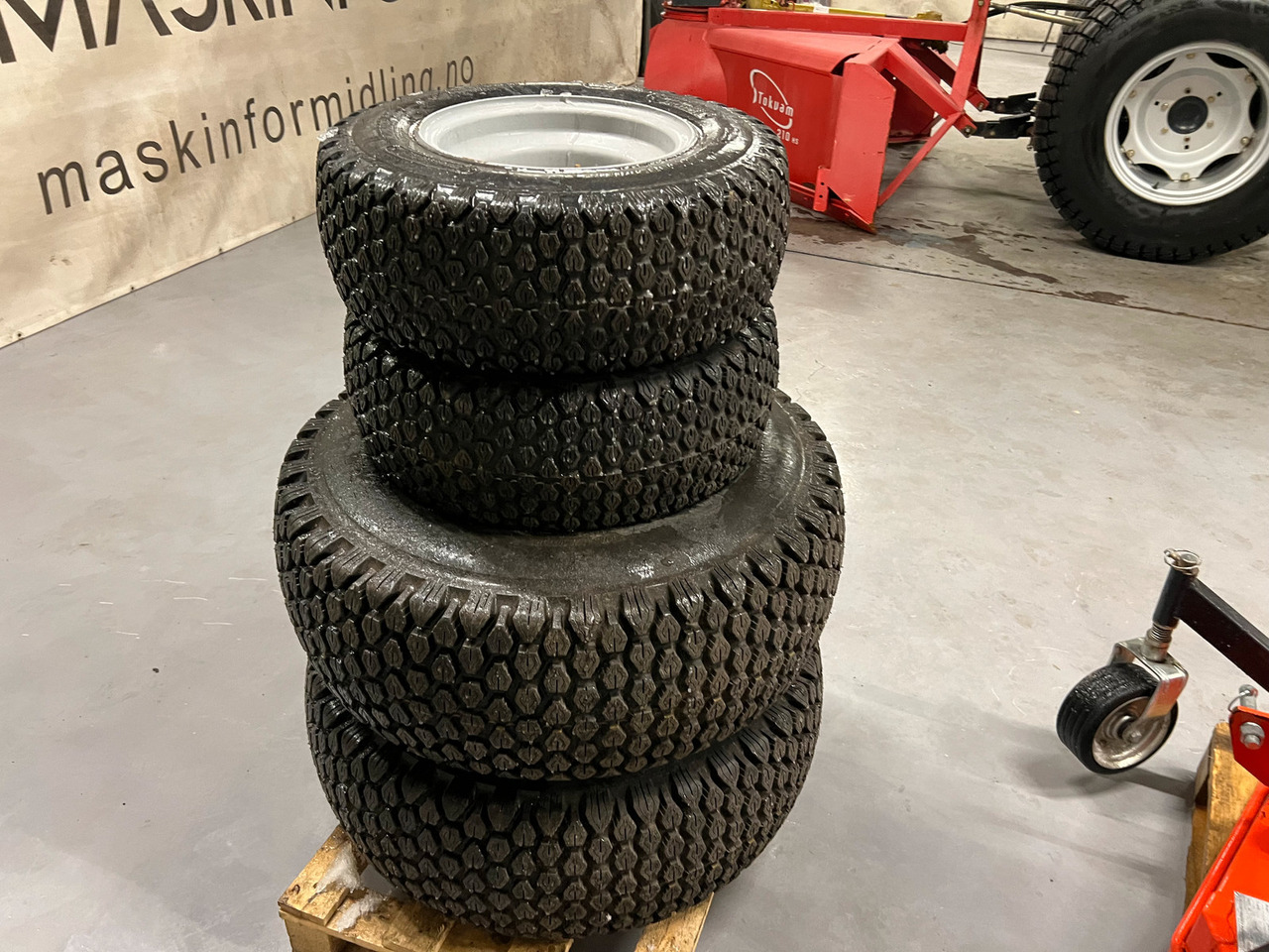 Dekk passer Massey Ferguson 1525 - Ratas - Žemės ūkio technika: foto 1 Dekk passer Massey Ferguson 1525 - Ratas - Žemės ūkio technika: foto 1