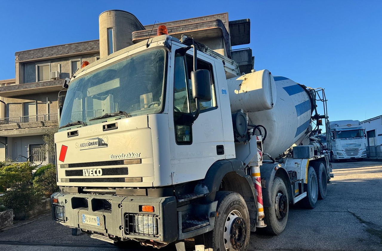Betonpompa CIFA Iveco Trakker 410E44 - Betono siurblys: foto 1 Betonpompa CIFA Iveco Trakker 410E44 - Betono siurblys: foto 1