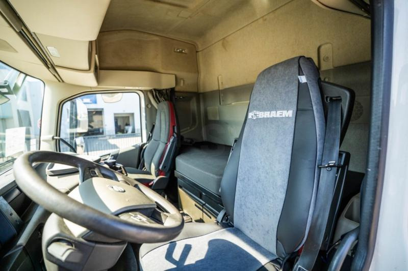Interior photo 1: Vilkikas Volvo FH 4 460