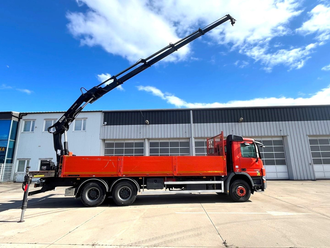 Platforminis/ Bortinis sunkvežimis, Sunkvežimis su kranu Mercedes truck Actros, Haib 166, 2636: foto 12