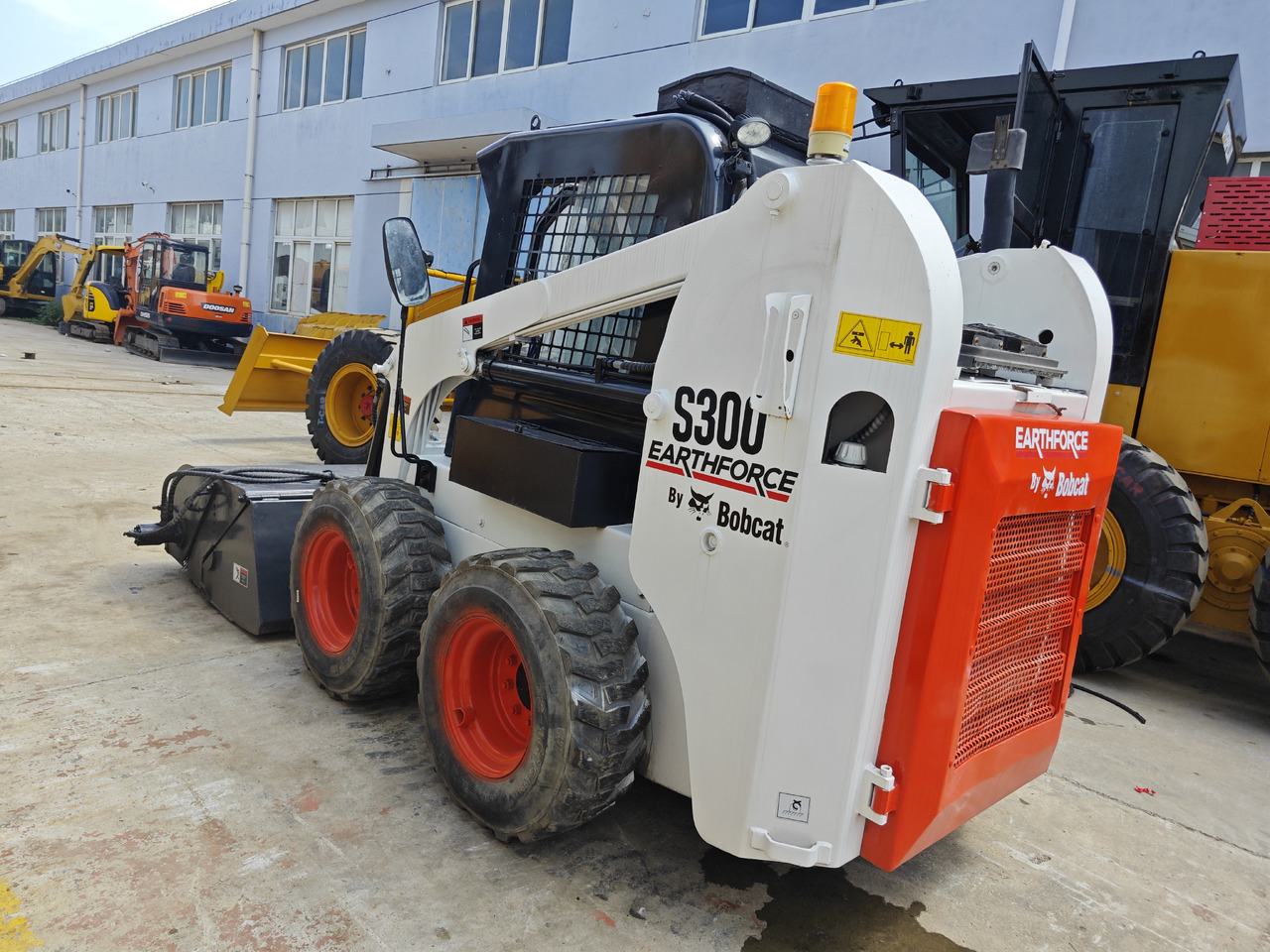 Bobcat S300 - Mini krautuvas: foto 1 Bobcat S300 - Mini krautuvas: foto 1