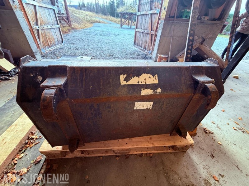 Traktorius 1984 John Deere 1140 4576 timer m/ Pallegafler, Grusskuffe, Snøskuffe, Kjetting: foto 43 Traktorius 1984 John Deere 1140 4576 timer m/ Pallegafler, Grusskuffe, Snøskuffe, Kjetting: foto 43