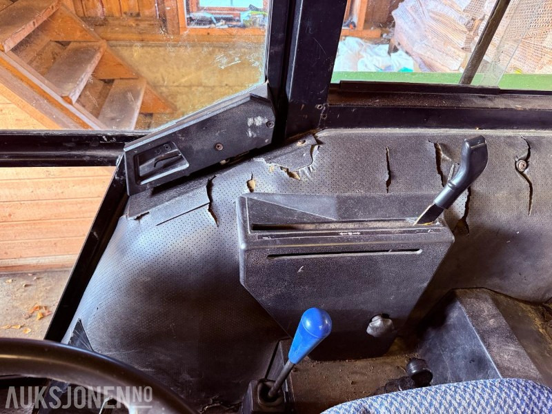 Traktorius 1984 John Deere 1140 4576 timer m/ Pallegafler, Grusskuffe, Snøskuffe, Kjetting: foto 32 Traktorius 1984 John Deere 1140 4576 timer m/ Pallegafler, Grusskuffe, Snøskuffe, Kjetting: foto 32