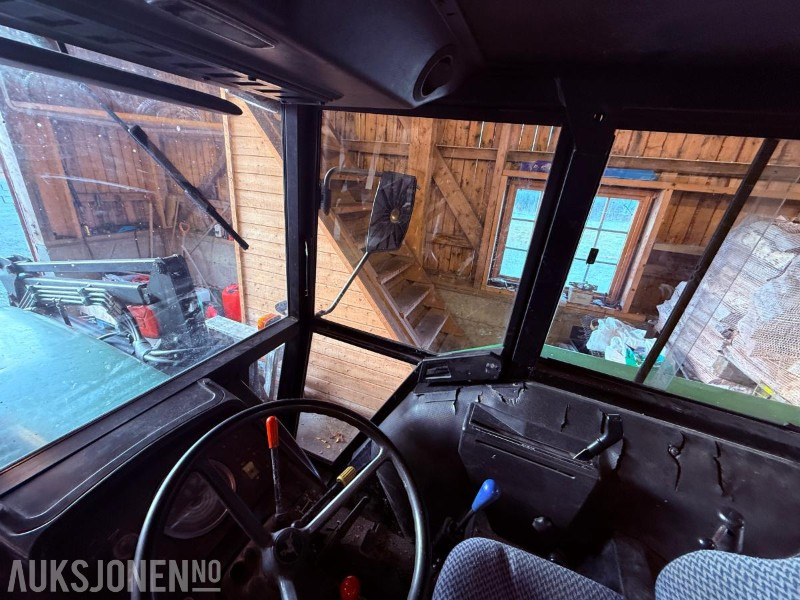 Traktorius 1984 John Deere 1140 4576 timer m/ Pallegafler, Grusskuffe, Snøskuffe, Kjetting: foto 28 Traktorius 1984 John Deere 1140 4576 timer m/ Pallegafler, Grusskuffe, Snøskuffe, Kjetting: foto 28