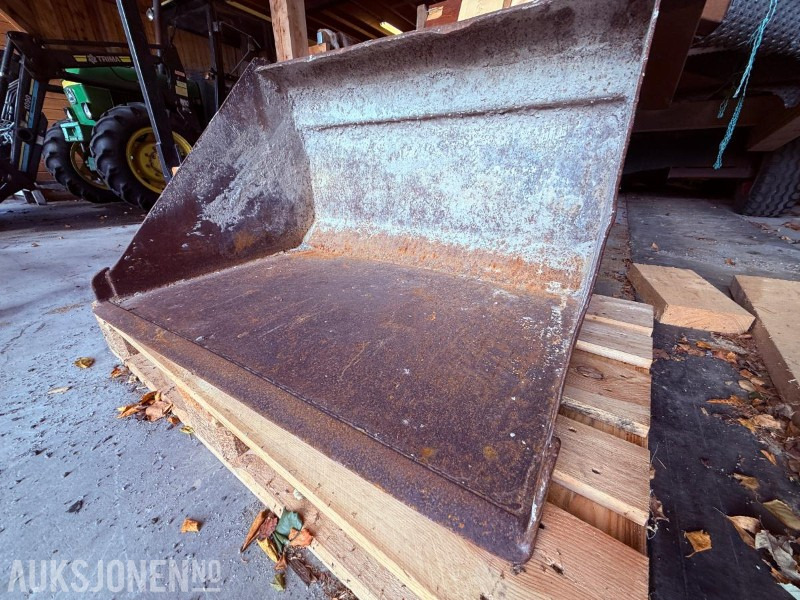 Traktorius 1984 John Deere 1140 4576 timer m/ Pallegafler, Grusskuffe, Snøskuffe, Kjetting: foto 44 Traktorius 1984 John Deere 1140 4576 timer m/ Pallegafler, Grusskuffe, Snøskuffe, Kjetting: foto 44