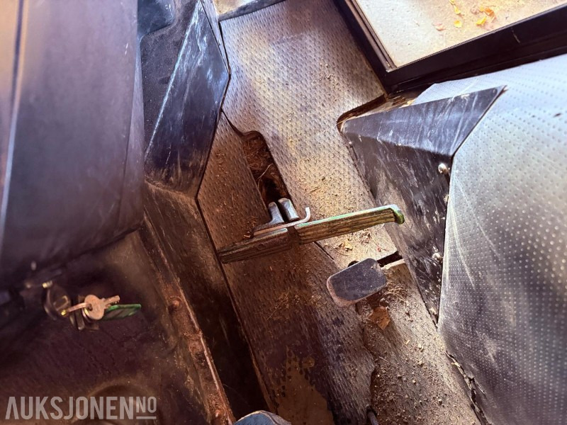 Traktorius 1984 John Deere 1140 4576 timer m/ Pallegafler, Grusskuffe, Snøskuffe, Kjetting: foto 34 Traktorius 1984 John Deere 1140 4576 timer m/ Pallegafler, Grusskuffe, Snøskuffe, Kjetting: foto 34